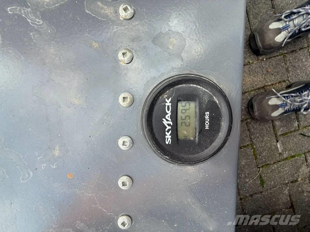 SkyJack SJ 3219 Ollós emelők