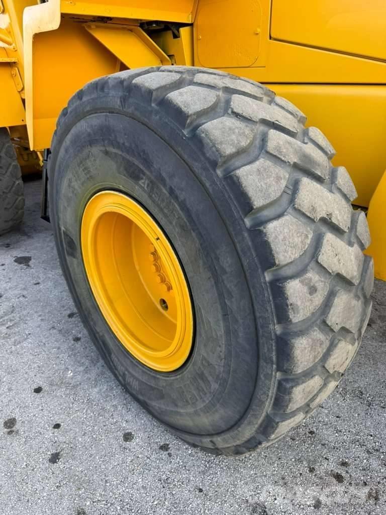Komatsu WA 320-5L Gumikerekes homlokrakodók