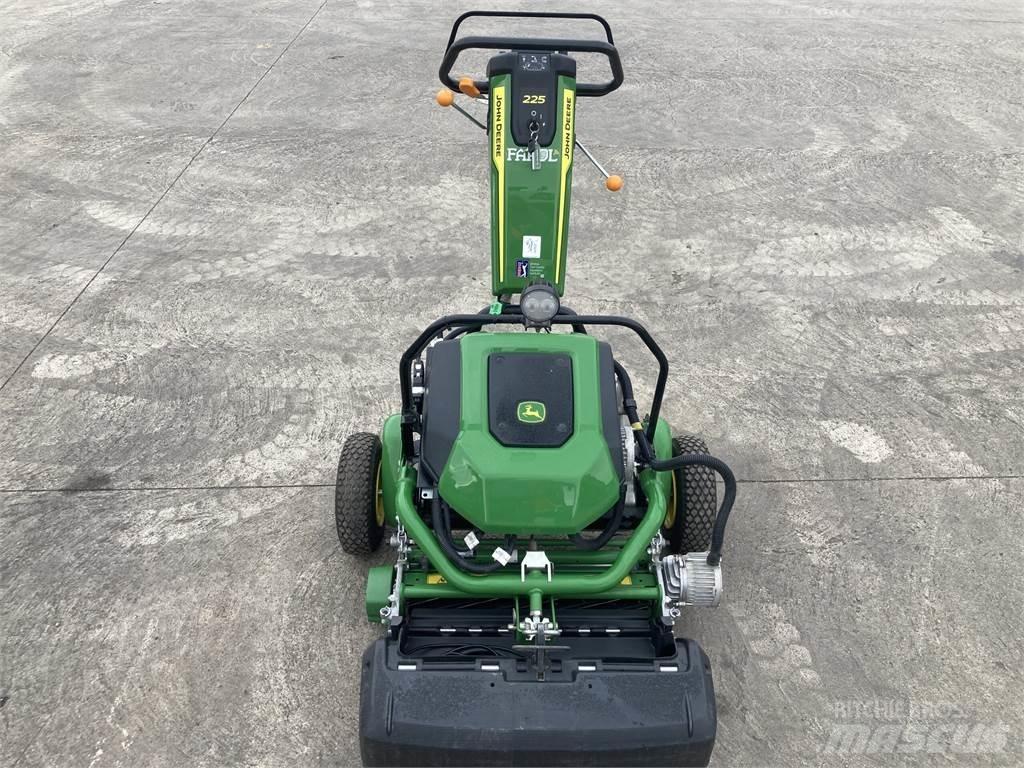 John Deere 225 E-cut Tolókaros fűnyírók