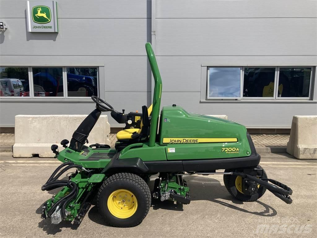 John Deere 7200A Tolókaros fűnyírók