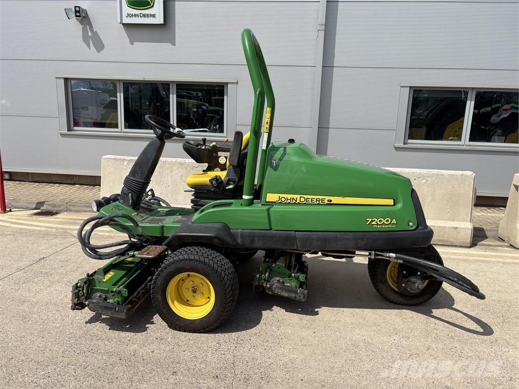 John Deere 7200A Tolókaros fűnyírók