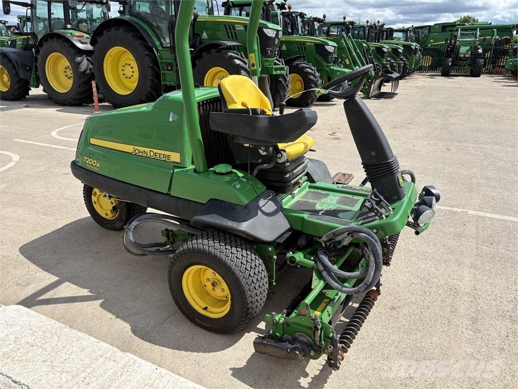 John Deere 7200A Tolókaros fűnyírók