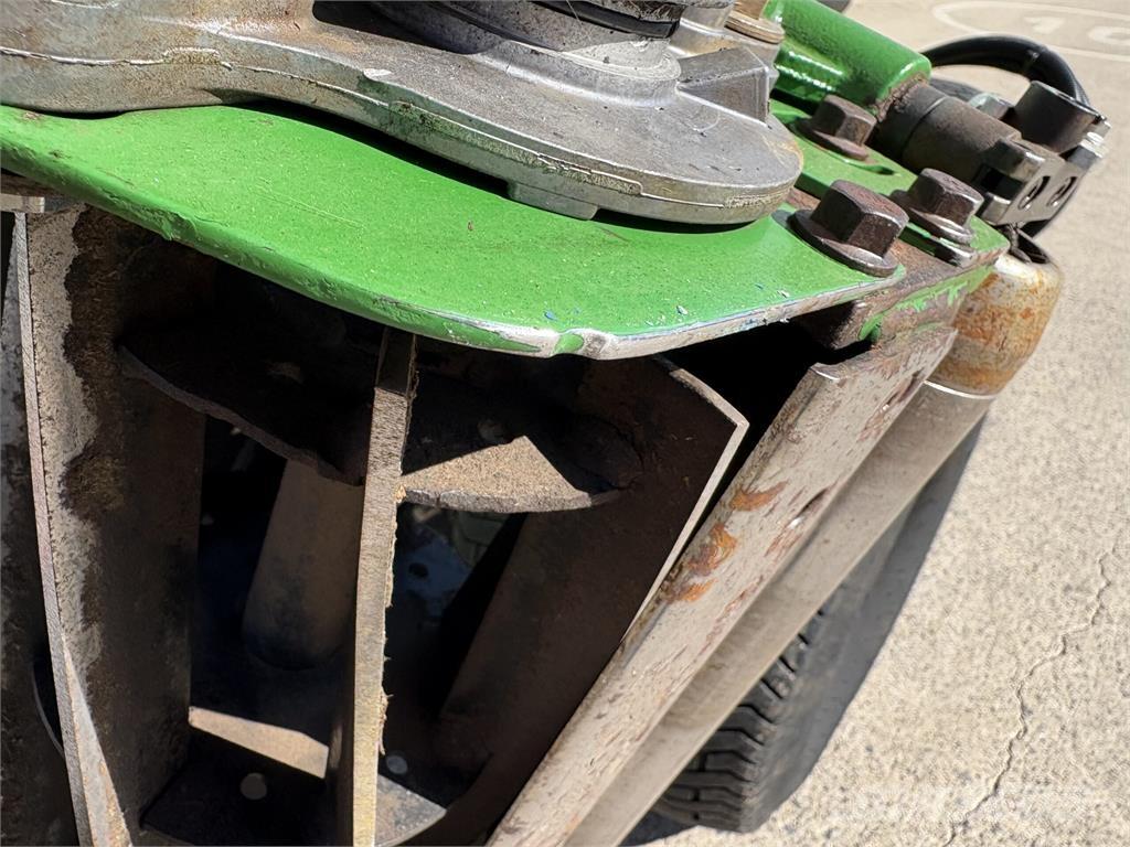 John Deere 7700A Tolókaros fűnyírók