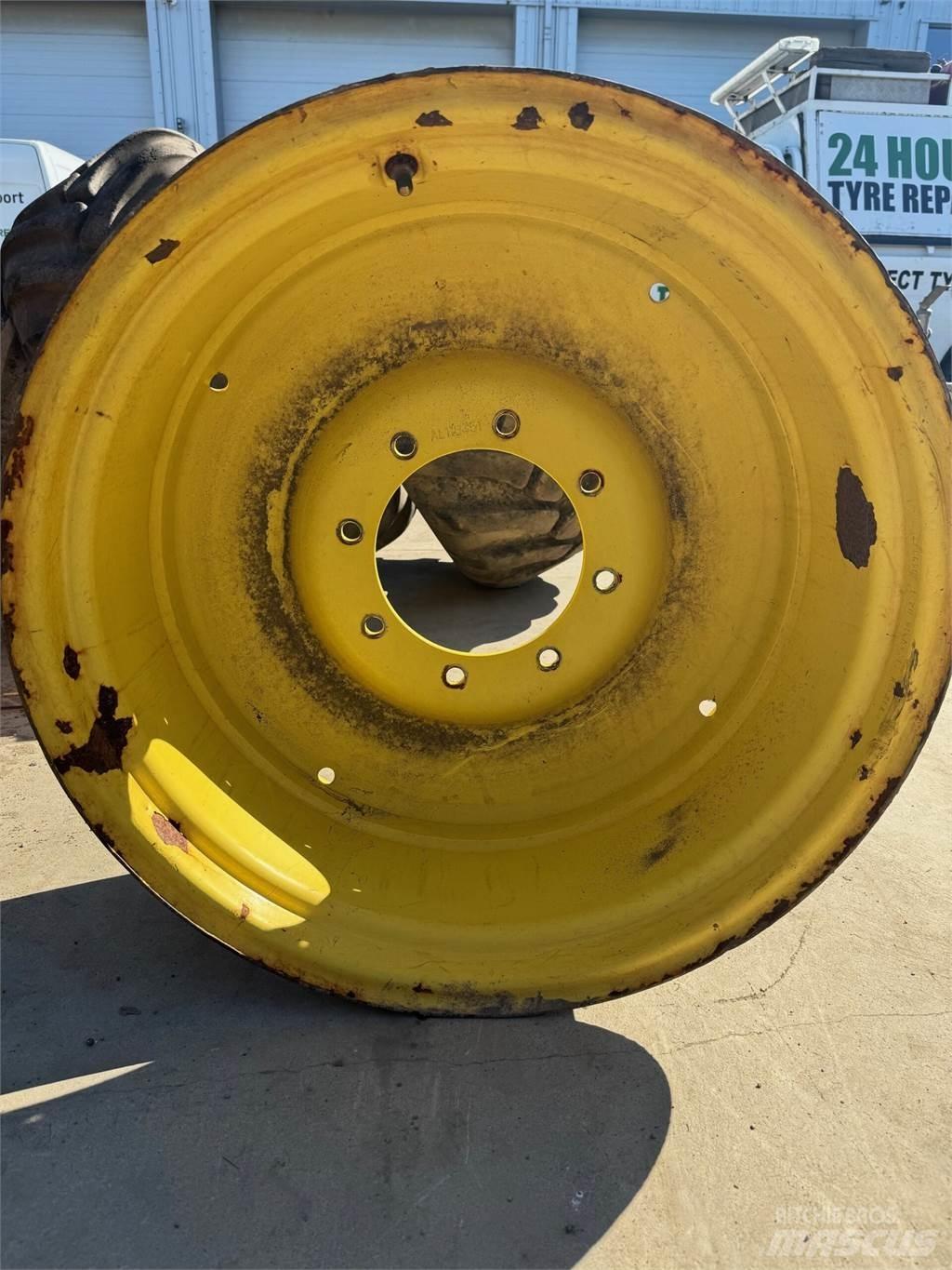 John Deere Example Gumiabroncsok, kerekek és felnik