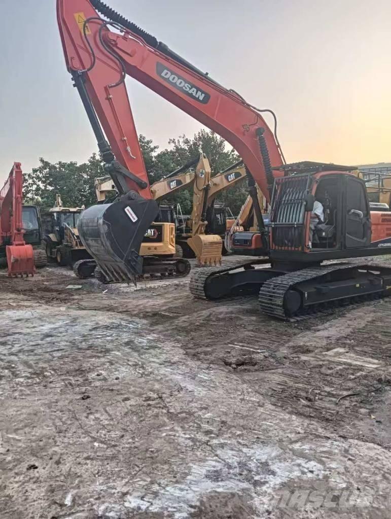 Doosan DX 255 Gumikerekes homlokrakodók