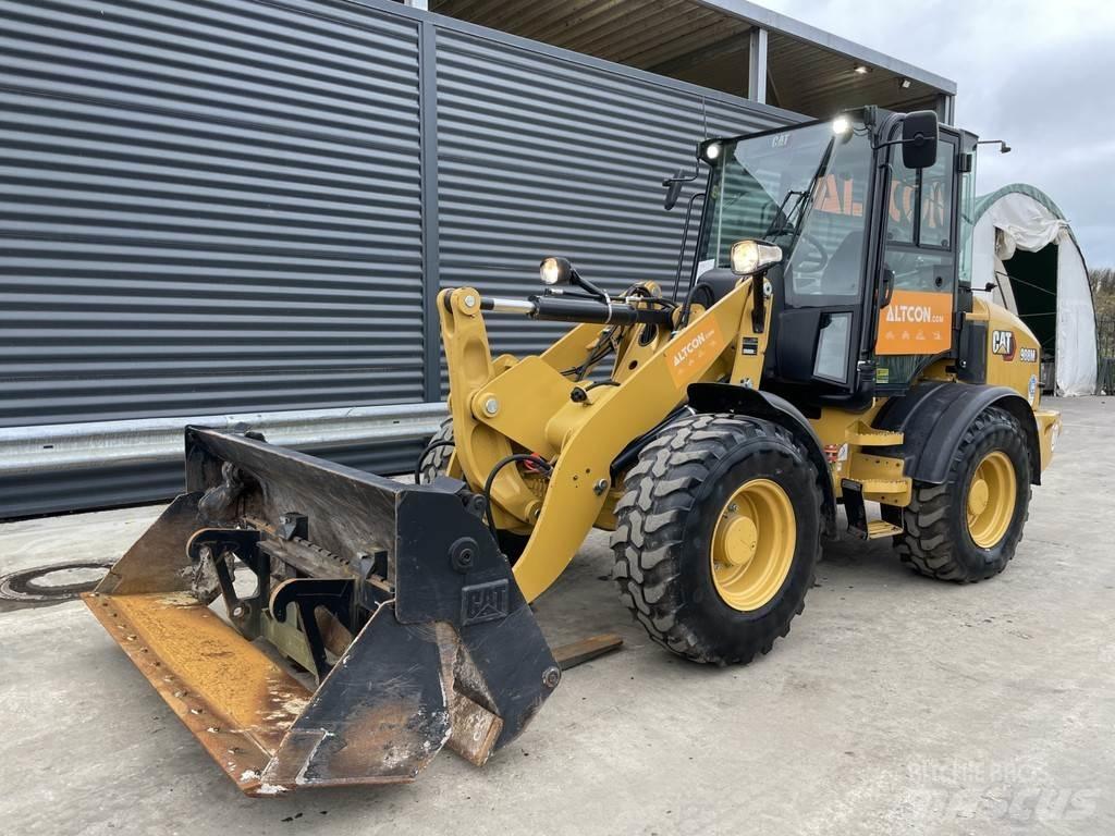 CAT 908M Gumikerekes homlokrakodók