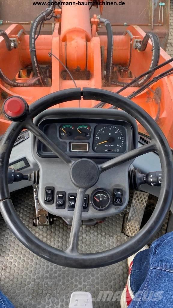 Hitachi LX 210 E Gumikerekes homlokrakodók