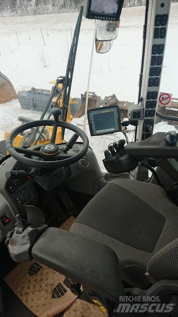 Volvo L120H, UTHYRES Gumikerekes homlokrakodók