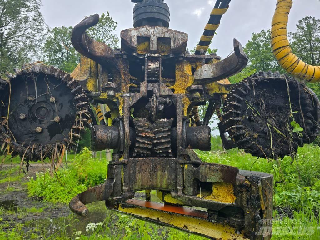 John Deere 1070 E Betakarítók