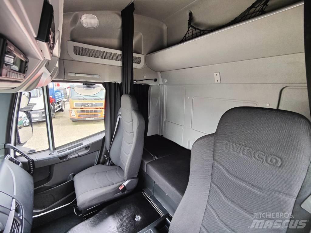 Iveco 180E 28 Dobozos teherautók