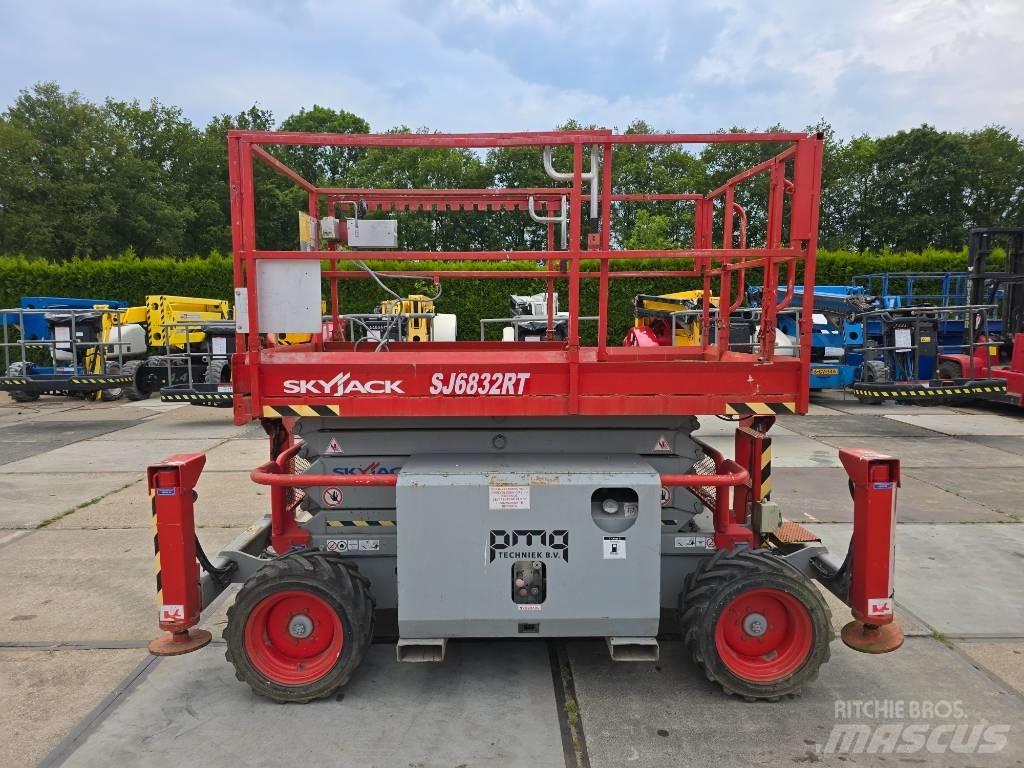 SkyJack SJ 6832 RT Ollós emelők