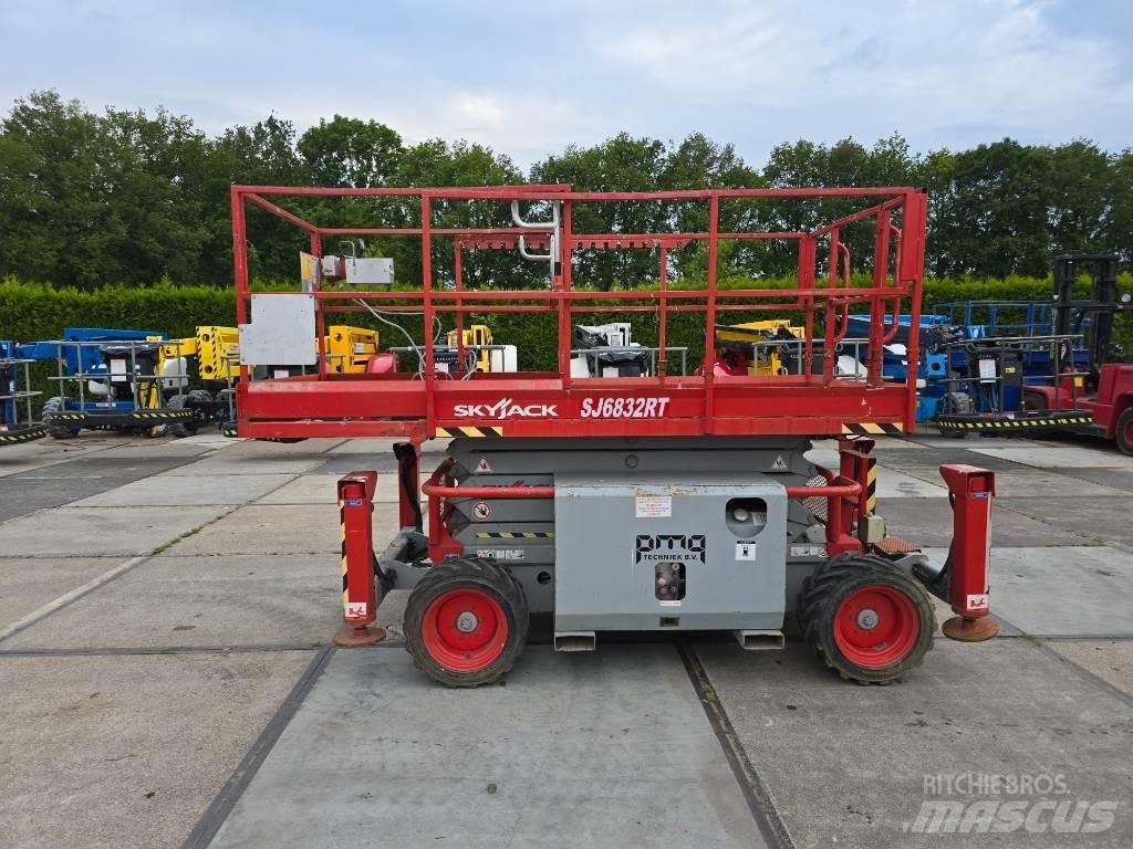 SkyJack SJ 6832 RT Ollós emelők