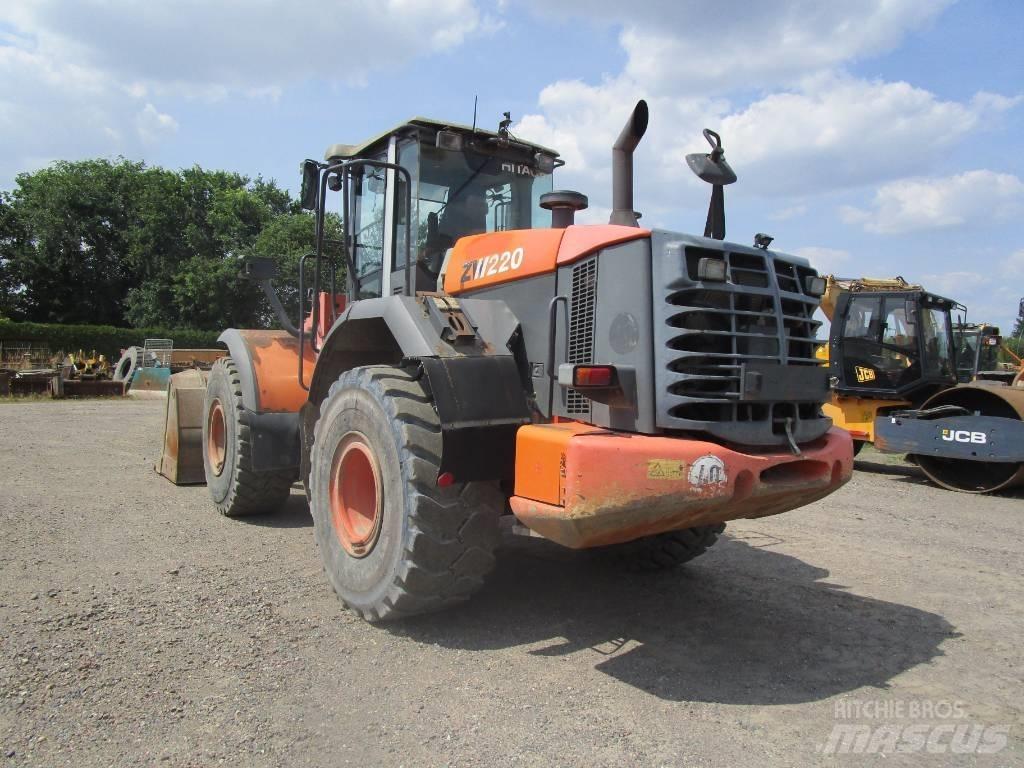 Hitachi ZW 220  Waage Gumikerekes homlokrakodók