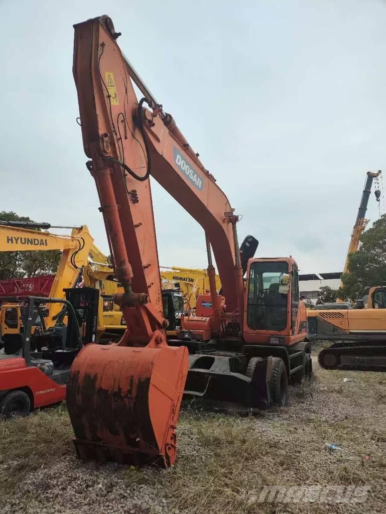 Doosan DH 210 W-7 Gumikerekes kotrók