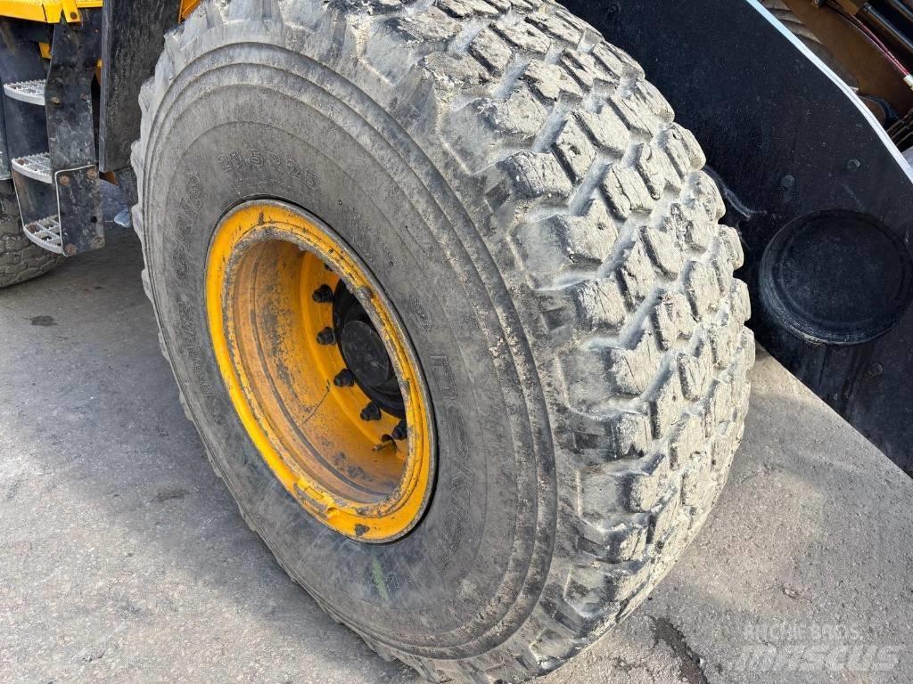 JCB 437 HT Gumikerekes homlokrakodók