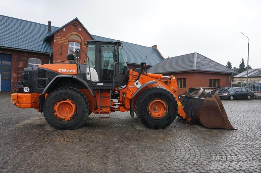 Hitachi ZW 220-5 B Gumikerekes homlokrakodók