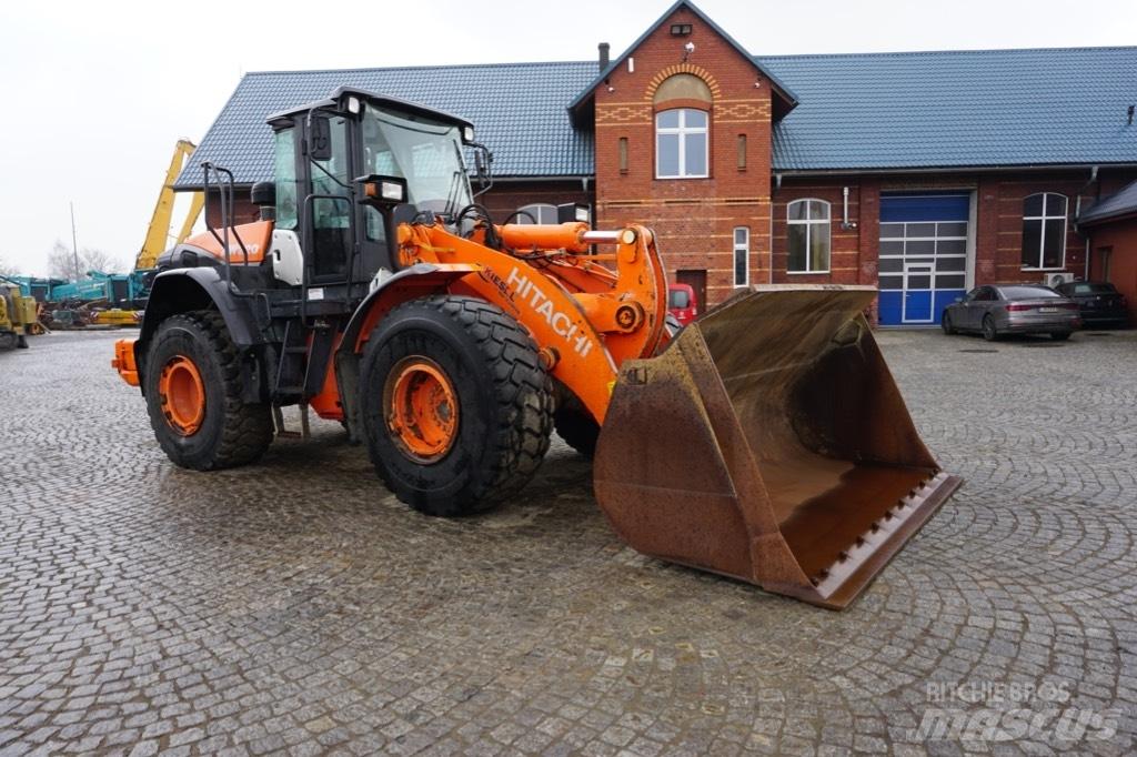 Hitachi ZW 220-5 B Gumikerekes homlokrakodók