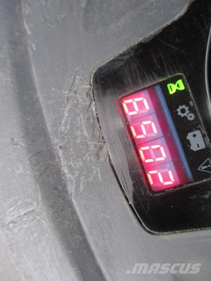 BT LPE200 Vezetőállásos alacsony emelőkocsi