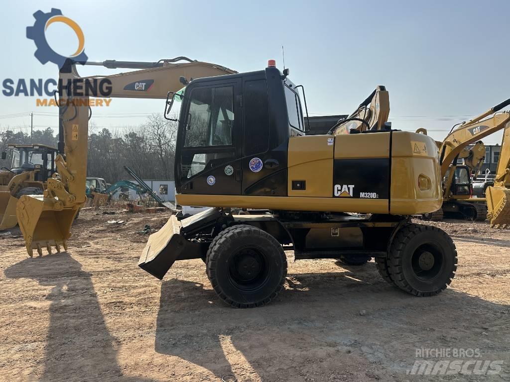 CAT M 320 D Gumikerekes kotrók