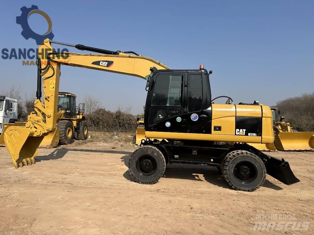 CAT M 320 D Gumikerekes kotrók