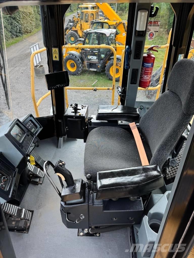 CAT 988 H Gumikerekes homlokrakodók