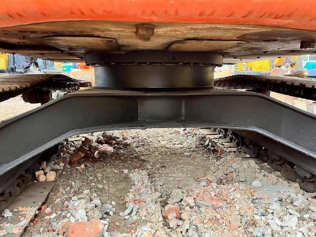 Hitachi ZX 135 US Lánctalpas kotrók