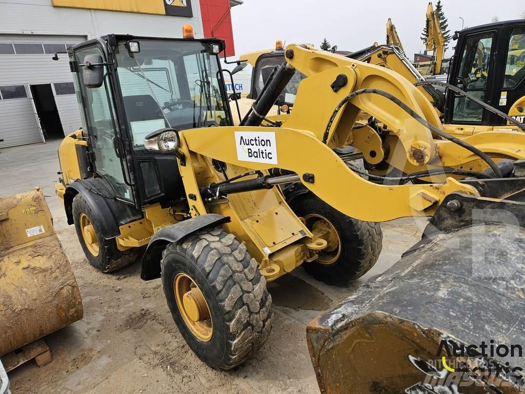 CAT 906 M Gumikerekes homlokrakodók
