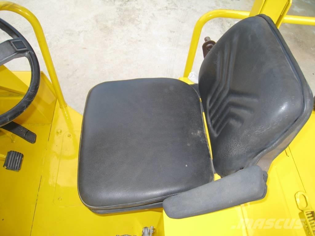 Sakai TZ 701 Pneumatikus kerekes hengerek
