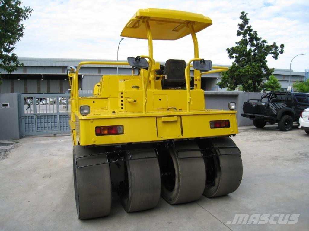 Sakai TZ 701 Pneumatikus kerekes hengerek
