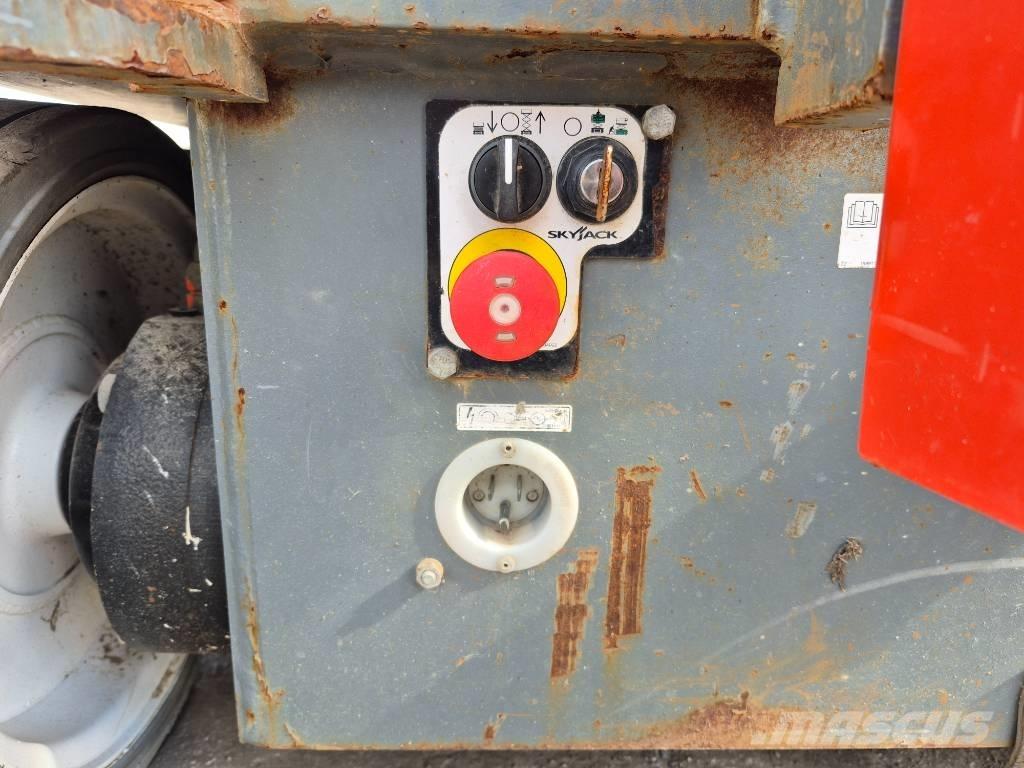 SkyJack SJ 4740 Ollós emelők