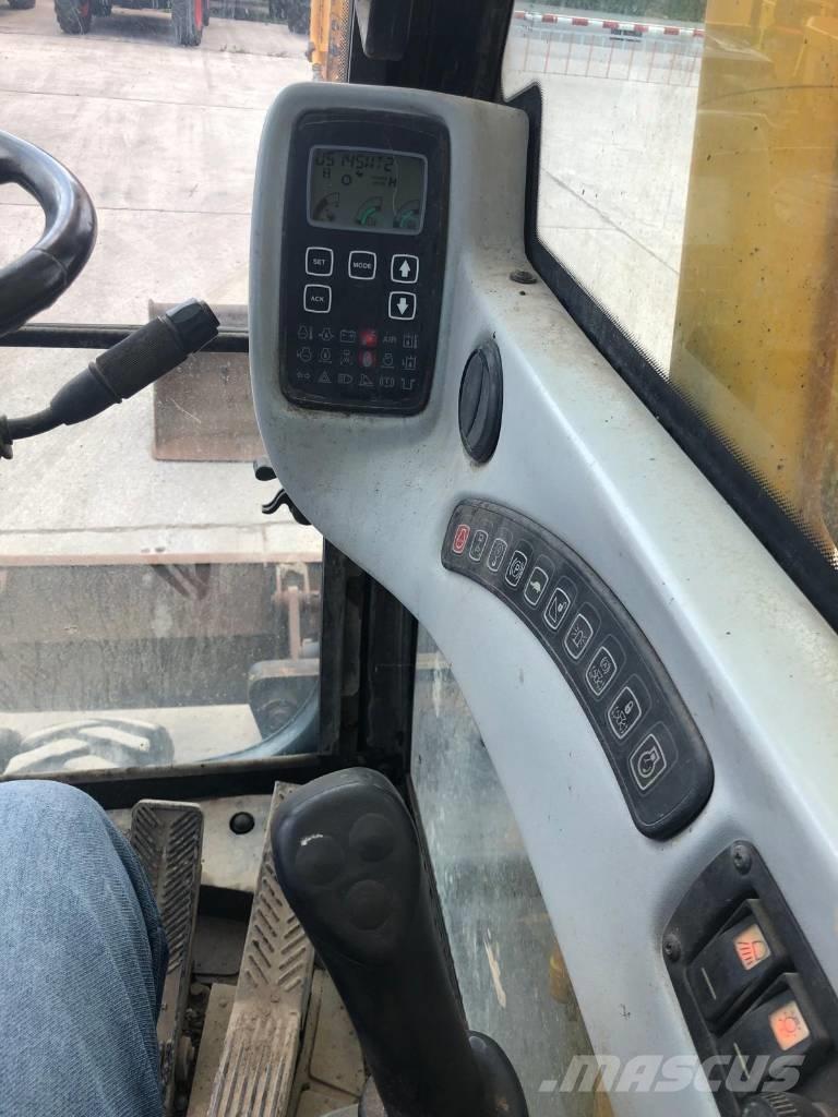 JCB JS145W Gumikerekes kotrók