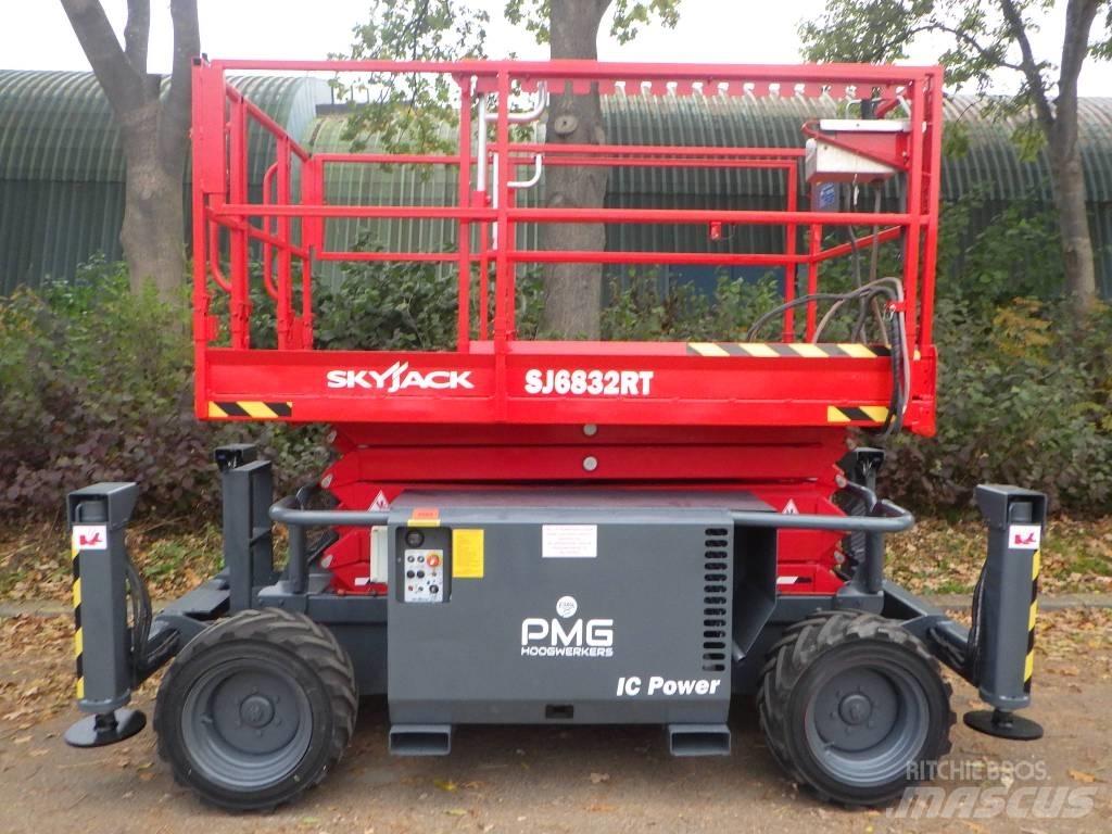 SkyJack SJ6832RT Ollós emelők