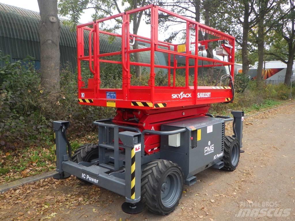SkyJack SJ6832RT Ollós emelők