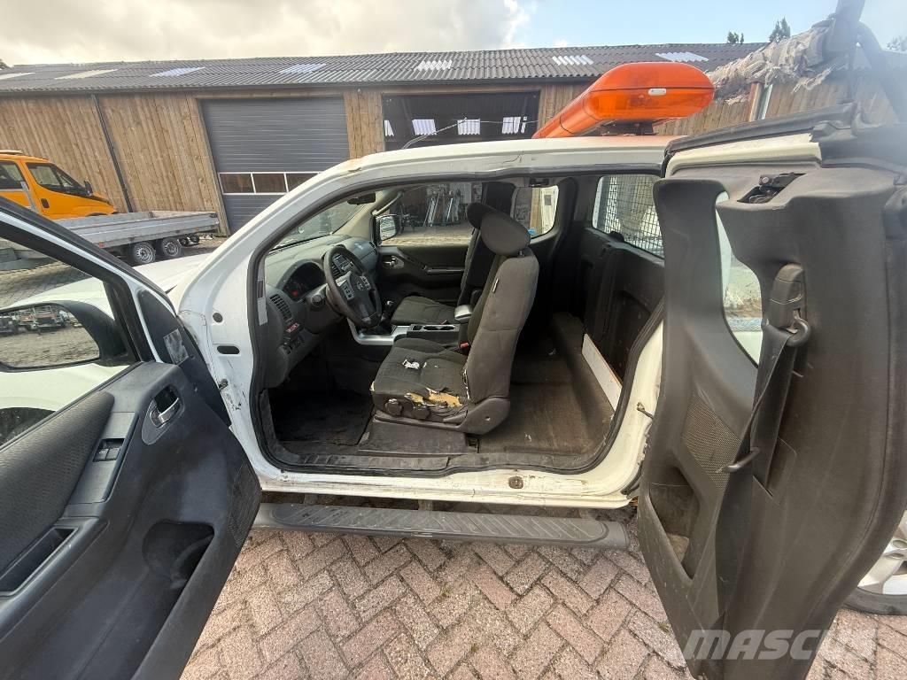 Nissan Navara Kis teherszállító/Platós kocsi