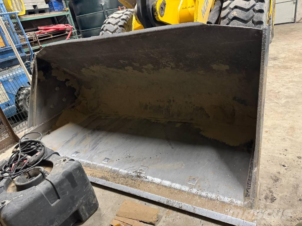 New Holland W 190 B Gumikerekes homlokrakodók