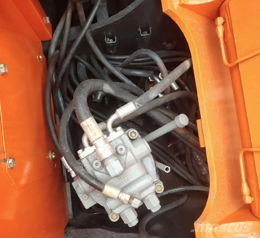 Hitachi 135 US-6 Lánctalpas kotrók