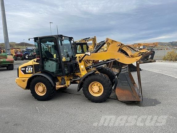 CAT 906H Gumikerekes homlokrakodók