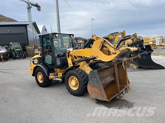 CAT 906H Gumikerekes homlokrakodók