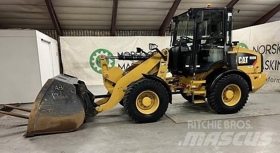CAT 908M Gumikerekes homlokrakodók