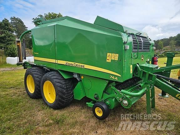 John Deere 744 Körbálázók