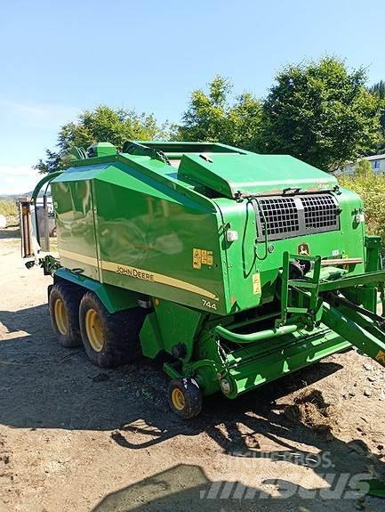 John Deere 744 Körbálázók