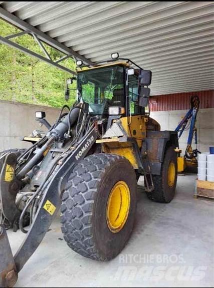 Komatsu WA200 PT Gumikerekes homlokrakodók