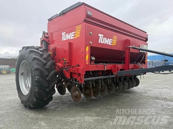 Tume HKL 2500 Trágyaszóró