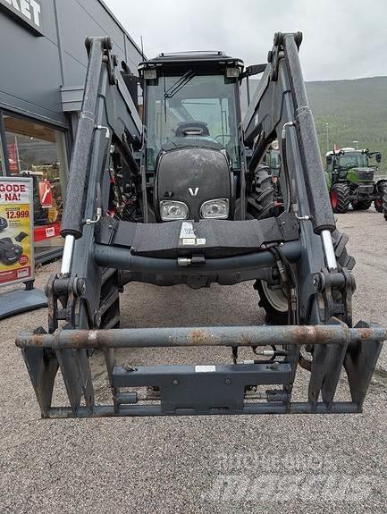 Valtra A83 Traktorok
