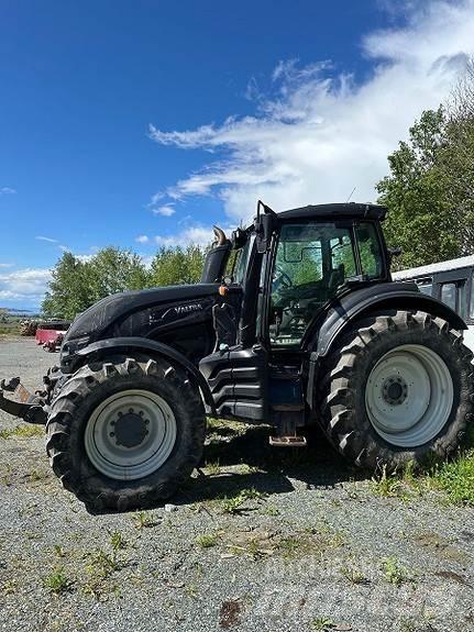 Valtra T 214 Traktorok