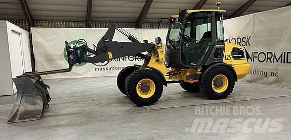 Volvo JL25H Gumikerekes homlokrakodók