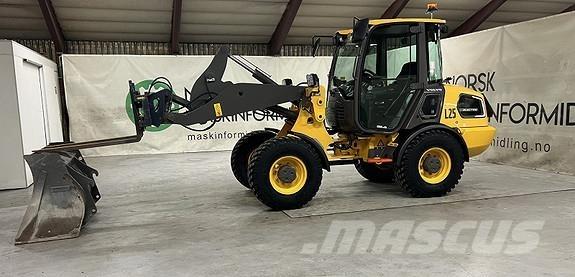 Volvo JL25H Gumikerekes homlokrakodók