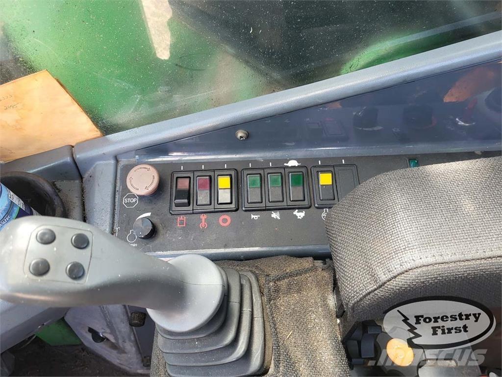 John Deere 753J Döntő-rakásolók