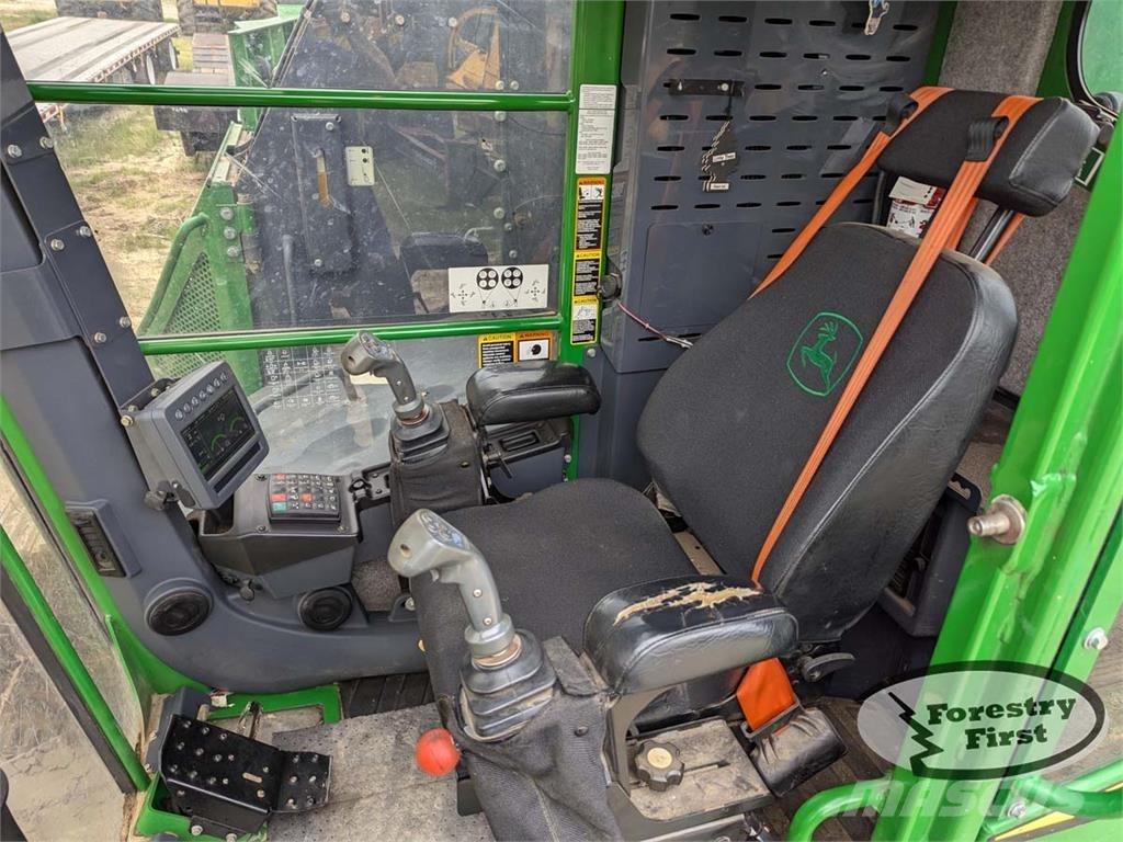 John Deere 853M Döntő-rakásolók