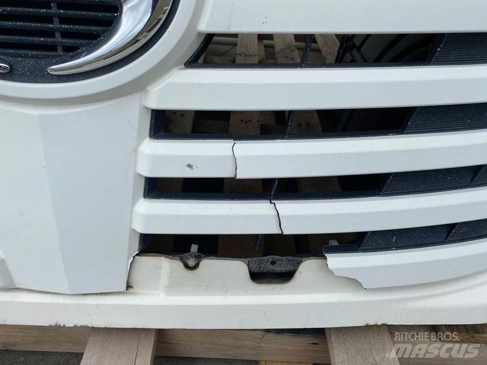 Hino 238 Vezetőfülke és belső tartozékok